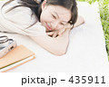 公園で読書をする女性