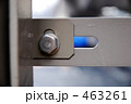 穴の向こうに一点の青