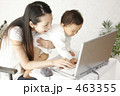 赤ちゃんとお母さんとパソコン