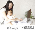 赤ちゃんとお母さんとパソコン