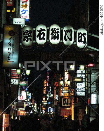 「繁華街 飲み屋街 夜 深夜 」の写真素材