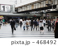 JR大阪駅・阪急間の横断歩道を渡る人々