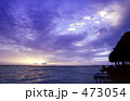 水上コテージと蒼い夕暮れ(モルディブ)