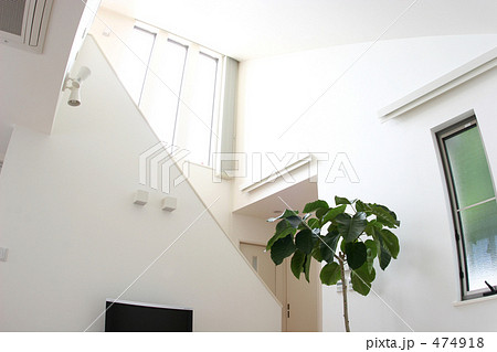 「2階リビングの観葉植物と吹き抜け」の写真素材