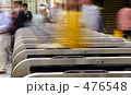 駅の改札口と人の流れ