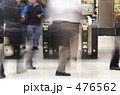 駅の改札口と人の流れ