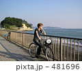 海辺でサイクリングする女性
