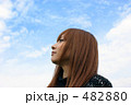 空を見上げる少女