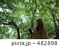 公園を散歩する若い女性