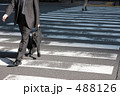 横断歩道を渡るビジネスマン３