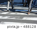 横断歩道を渡るビジネスマン２