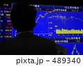 株価を見るビジネスマン