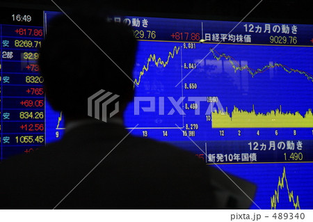 株価を見るビジネスマン 株価を見るビジネスマン