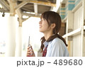 ケータイを持つ女子高生・空目線