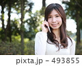 携帯電話で話す女性