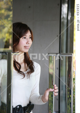 「外出する女性」の写真素材 「外出する女性」の写真素材