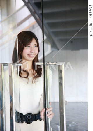外出する女性