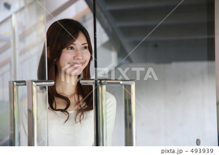 外出する女性