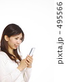 携帯電話でメールをする女性