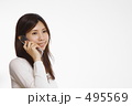 携帯電話で話す女性