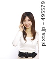 携帯電話で話す女性