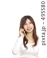 携帯電話で話す女性