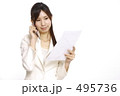 携帯電話で話す女性