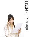携帯電話で話す女性