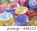 から降るカラフルなおはじき