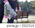 花束を贈る男性