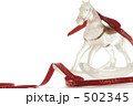 透明木馬と赤いクリスマスリボン