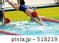 スイミング競技　リレータッチの瞬間