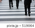 横断歩道を渡るサラリーマン