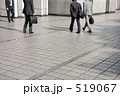 歩くスーツ姿の男性