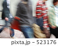 歩く人々