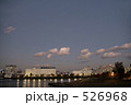 日暮時の青空と川沿いの灯り