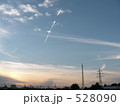 飛行機雲・鉄塔　夕暮れ