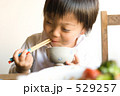 ごはん食べるこども