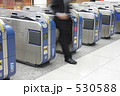 改札を通るビジネスマン
