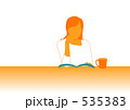 雑誌を眺めほおづえをつく
