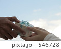 青空のもとでのプレゼント