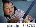 車中で眠る子供