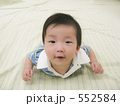 首上げする赤ちゃん