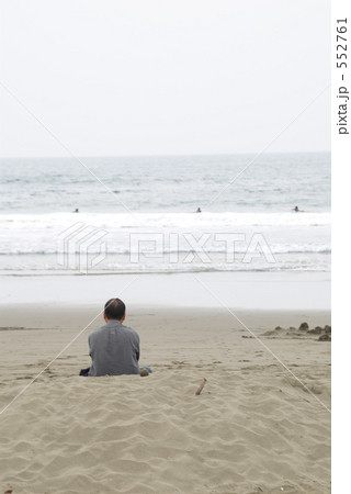 海を眺める男