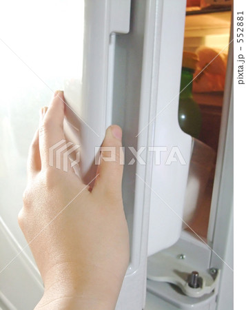 「冷蔵庫を開ける」の写真素材 「冷蔵庫を開ける」の写真素材
