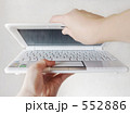 ノートパソコンを開く