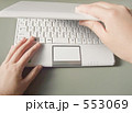 ノートパソコンを開く