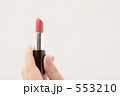 赤いルージュを持つ手