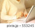 素材ナンバー 553245 : 「お家でネット　主婦　２」