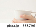 カップを持つ女性の手